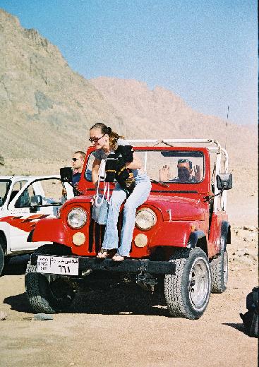 dahab-women-red-jeep.jpg